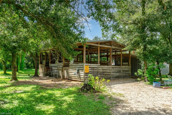 Barn w/ 6 stalls