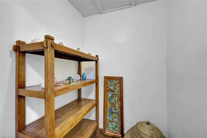 Bonus room, perfect for a desk or little workshop.