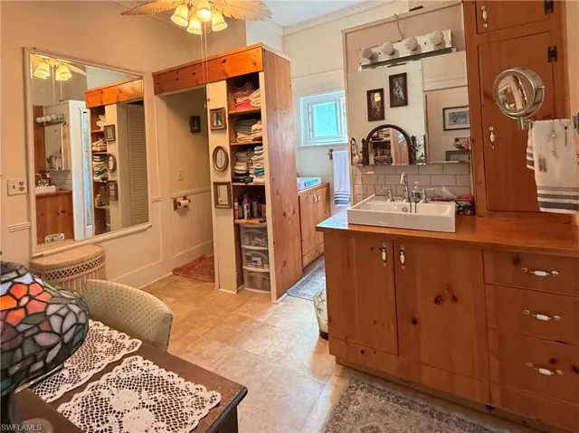 Primary en-suite bathroom with two walk-in closets.