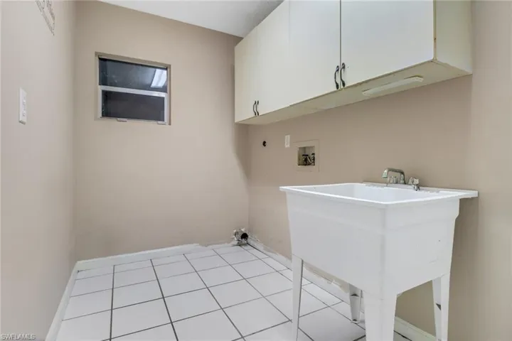 3916 SE 10th  AVE, Cape Coral, FL 33904