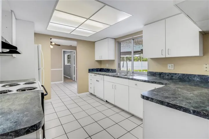3916 SE 10th  AVE, Cape Coral, FL 33904