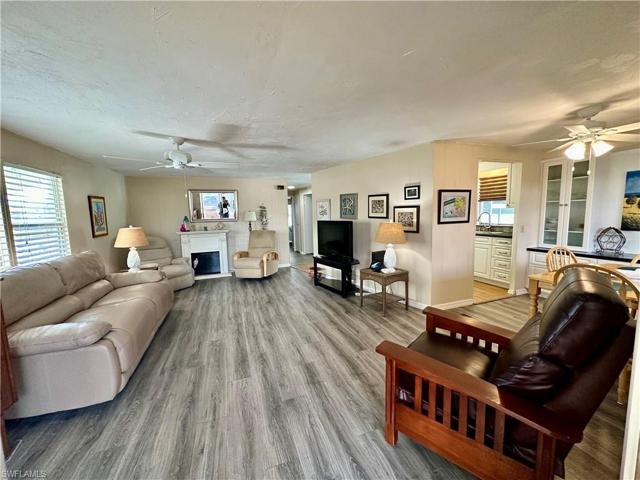 Beautifully decorated & Ready to move in!