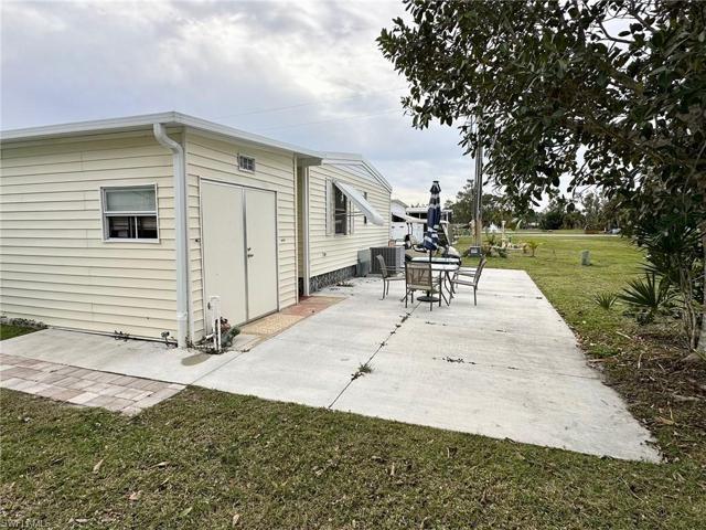 976  Restful  RD, NORTH FORT MYERS, FL 33917