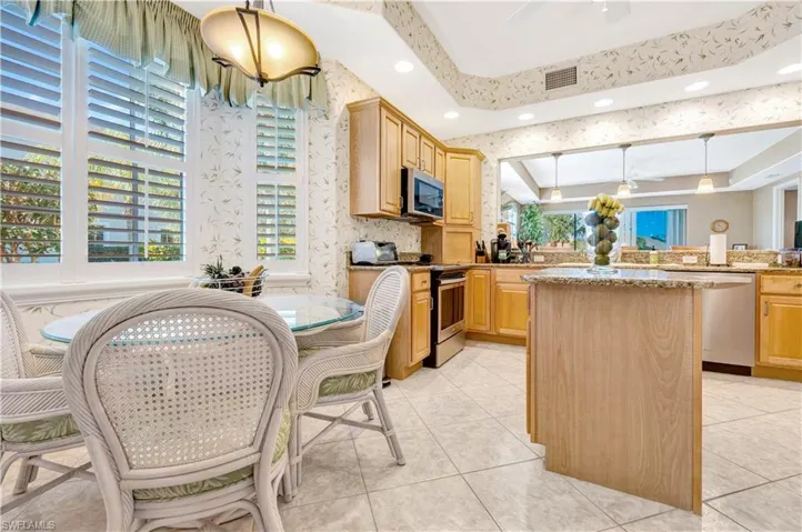 Spacious kitchen with island, walk-in pantry & eat-in area