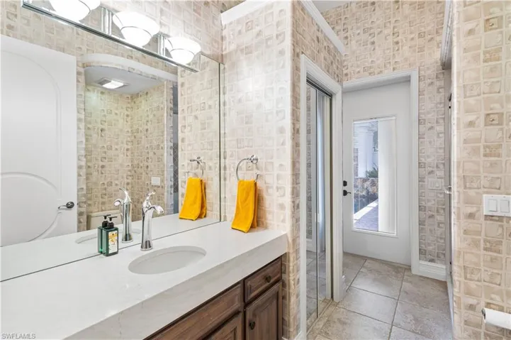 2nd Bedroom Ensuite with Courtyard access.