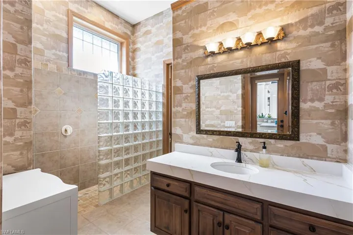 Casita Ensuite Bathroom w/