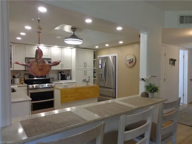 THIS KITCHEN IS PERFECT!  THE BREAKFAST BAR, THE DOUBLE OVEN IN THE RANGE, BEAUTIFULL QUARTZ COUNTERS, RECESSED LIGHTING AND EVEN A CEILING FAN!