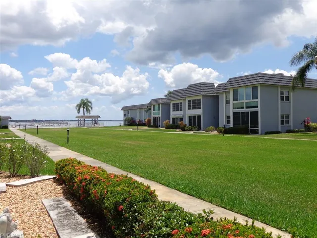 THE COURTYARD IS EXTREMELY WELL MAINTAINED GREEN SPACE WHICH OFFERS SUBTLE LANDSCAPE LIGHTING AND STUNNING RIVER VIEWS.  THE HEATED COMMUNITY POOL IS SITUATED ALONG THE RIVER.  NEIGHBORS GATHER WEEKLY AT THE CABANA FOR COFFEE AND MUFFINS.  THIS IS A FRIENDLY NEIGHBORHOOD, YOU'LL ENJOY LIVING HERE.