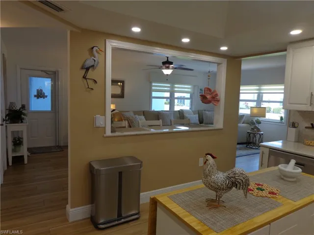 ENTERTAINING MADE EASY.  YOU CAN INTERACT WITH YOUR FAMILY AND GUESTS.... WHILE COOKING IN THIS WONDERFUL OPEN LAYOUT.