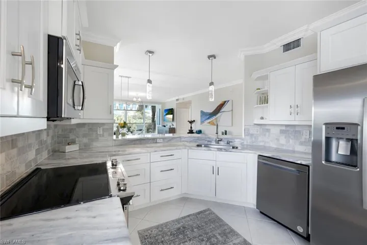 STAINLESS APPLIANCES OPEN TO GREAT ROOM