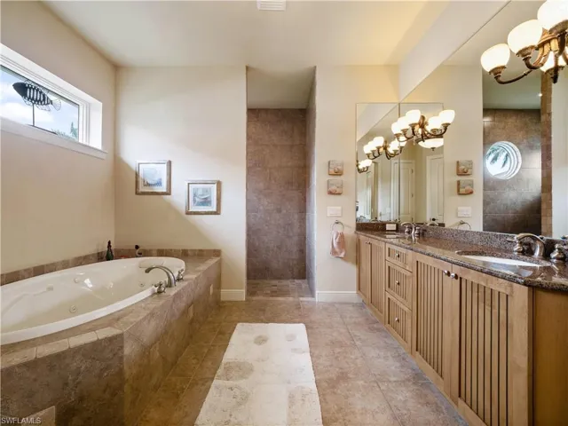 Primary Bath W/ Dual Sinks & Tub