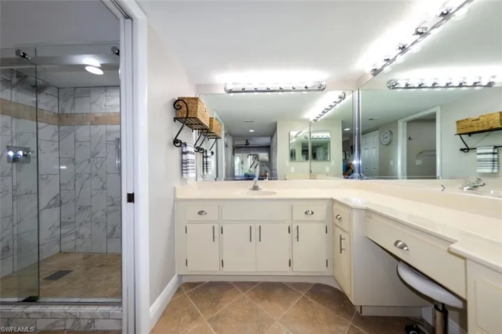 5690  Trailwinds  DR, Fort Myers, FL 33907