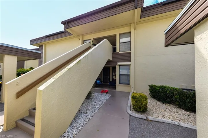 5690  Trailwinds  DR, Fort Myers, FL 33907