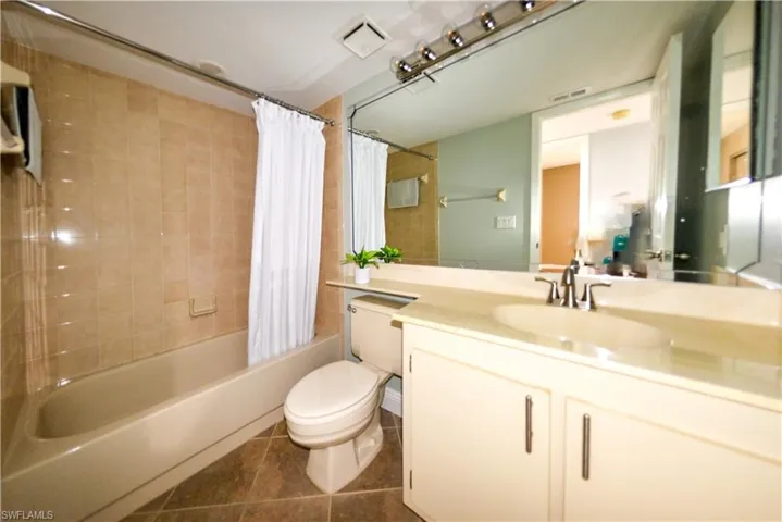 5690  Trailwinds  DR, Fort Myers, FL 33907