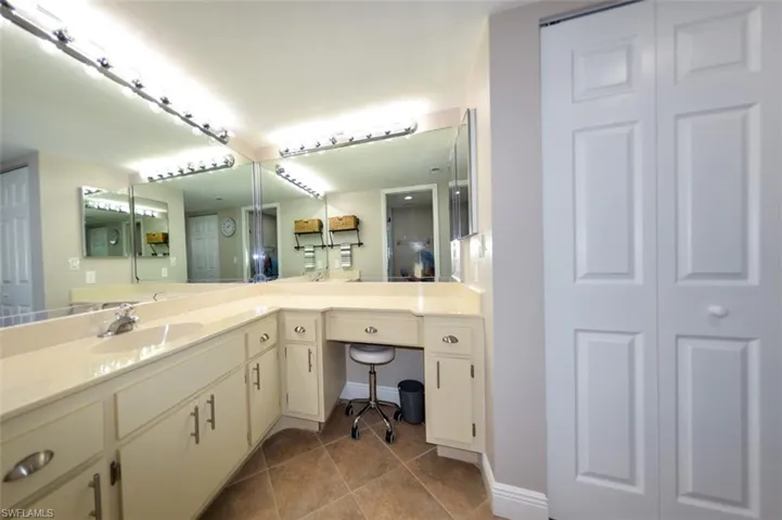 5690  Trailwinds  DR, Fort Myers, FL 33907