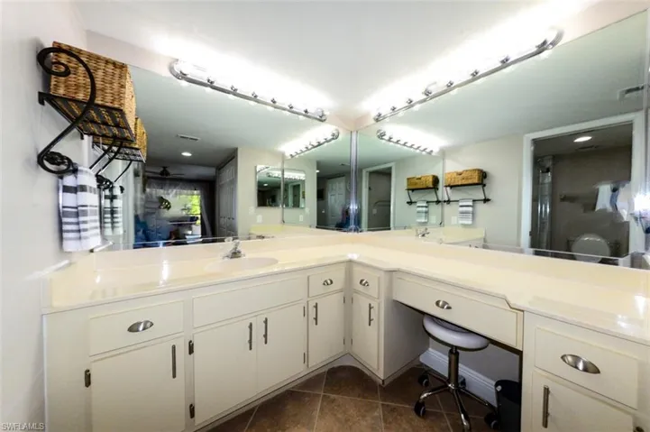 5690  Trailwinds  DR, Fort Myers, FL 33907
