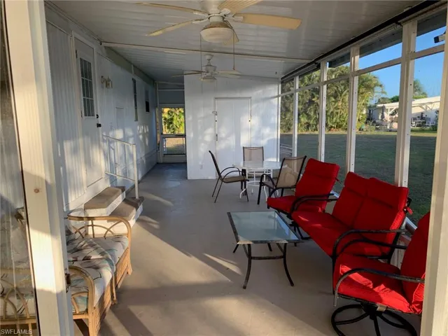 Sunroom / solarium with ceiling fan