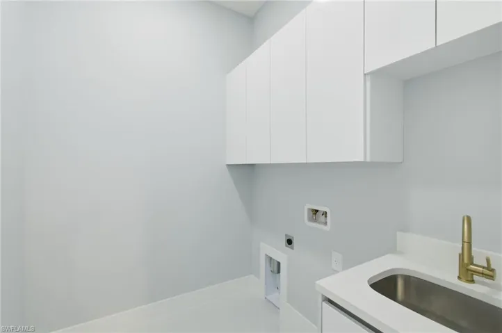 Laundry area with washer hookup, hookup for an electric dryer, and cabinet space