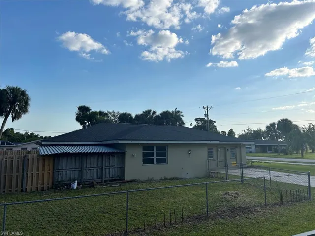 695  July  CIR, North Fort Myers, FL 33903