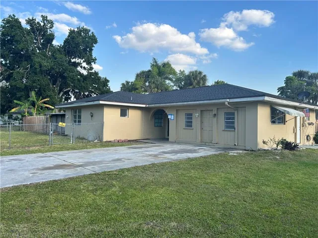695  July  CIR, North Fort Myers, FL 33903