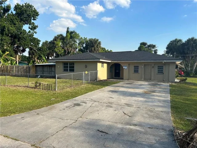 695  July  CIR, North Fort Myers, FL 33903