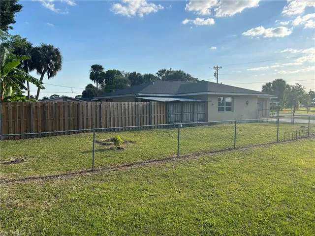 695  July  CIR, North Fort Myers, FL 33903