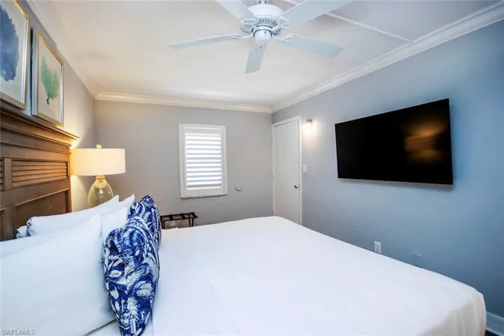 King Bedroom with crown molding and ceiling fan