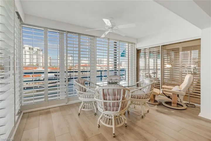 Sunroom / solarium featuring a city view