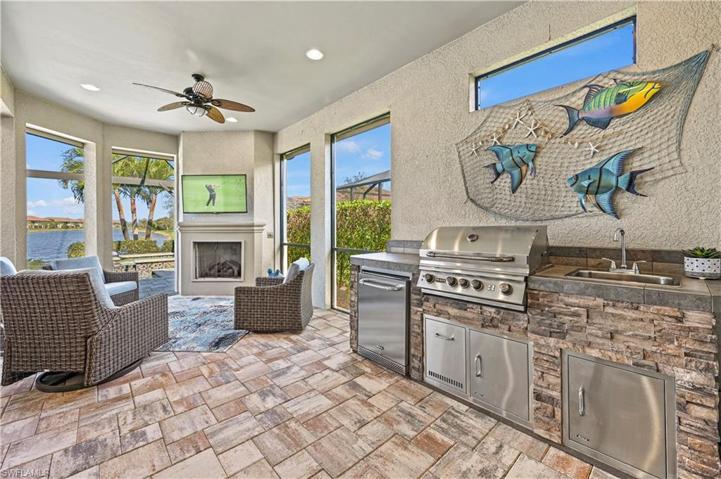 Outdoor Kitchen, Fireplace / Sitting area
