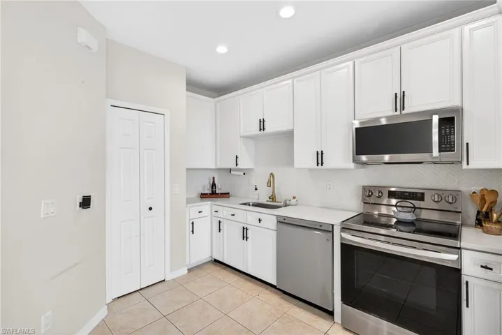 Spacious kitchen w/ walk -in pantry & SS appliances