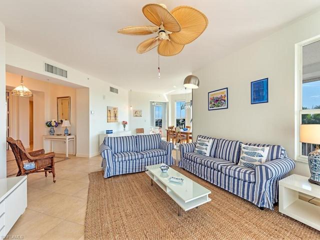 Open and bright end unit residence