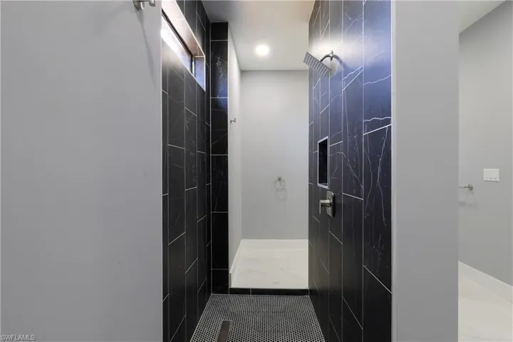 Full bathroom featuring a tile shower
