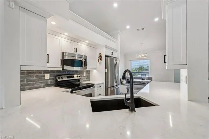 828  Gulf Pavilion  DR, Naples, FL 34108