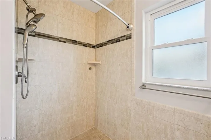 828  Gulf Pavilion  DR, Naples, FL 34108
