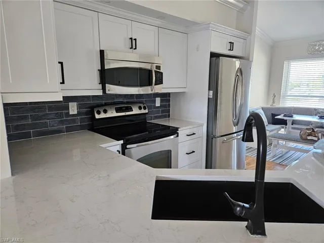 828  Gulf Pavilion  DR, Naples, FL 34108