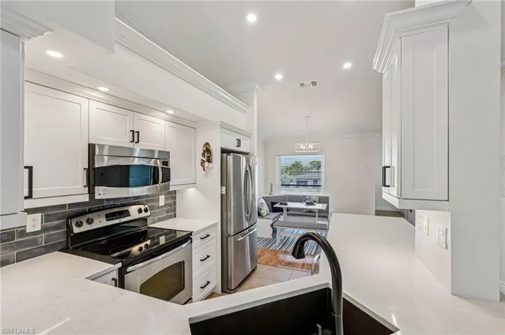 828  Gulf Pavilion  DR, Naples, FL 34108