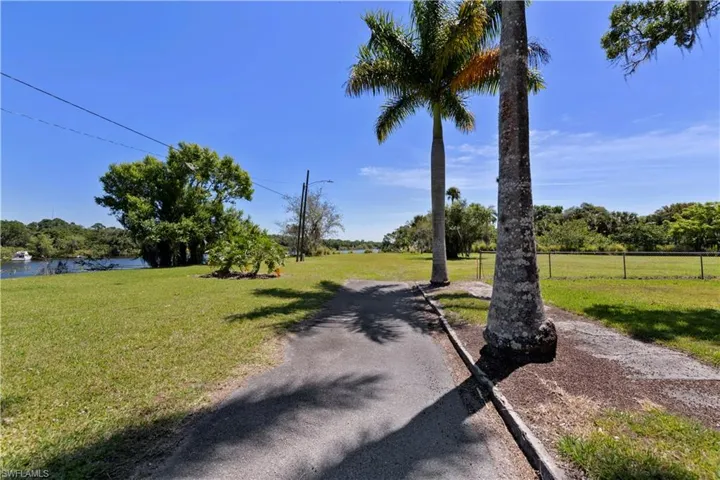 233 De Soto Ave, Labelle, Florida 33935