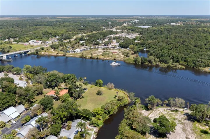 233 De Soto Ave, Labelle, Florida 33935