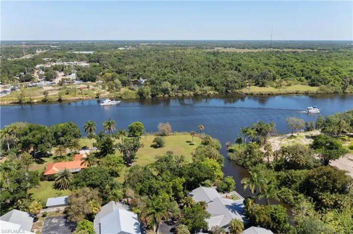 233 De Soto Ave, Labelle, Florida 33935