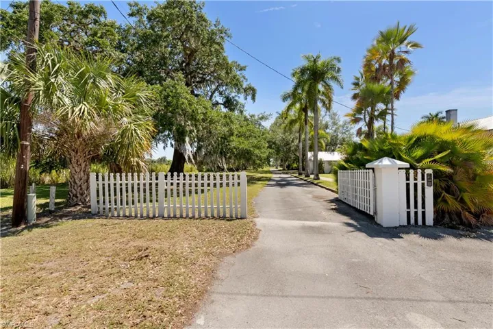 233 De Soto Ave, Labelle, Florida 33935