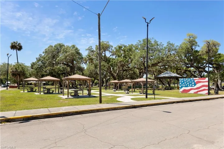 233 De Soto Ave, Labelle, Florida 33935