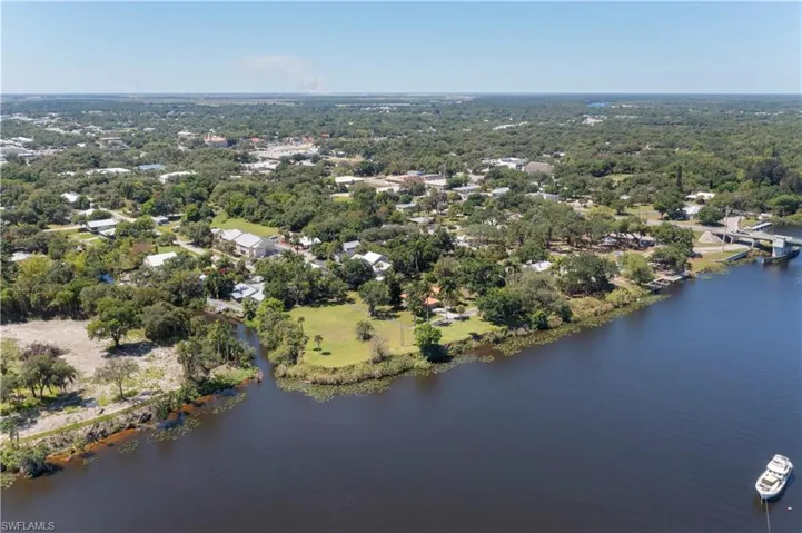 233 De Soto Ave, Labelle, Florida 33935