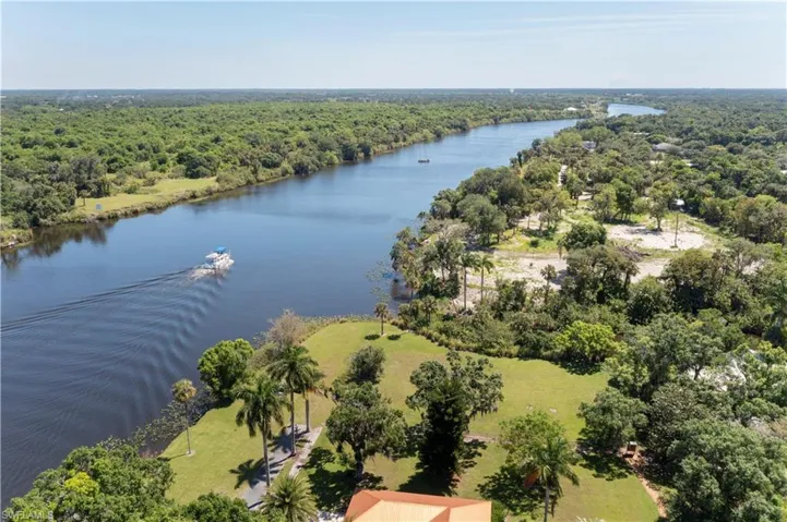 233 De Soto Ave, Labelle, Florida 33935