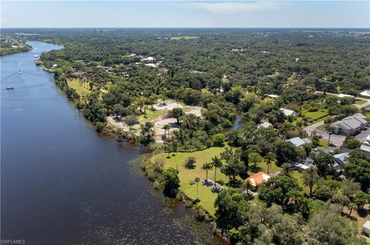 233 De Soto Ave, Labelle, Florida 33935