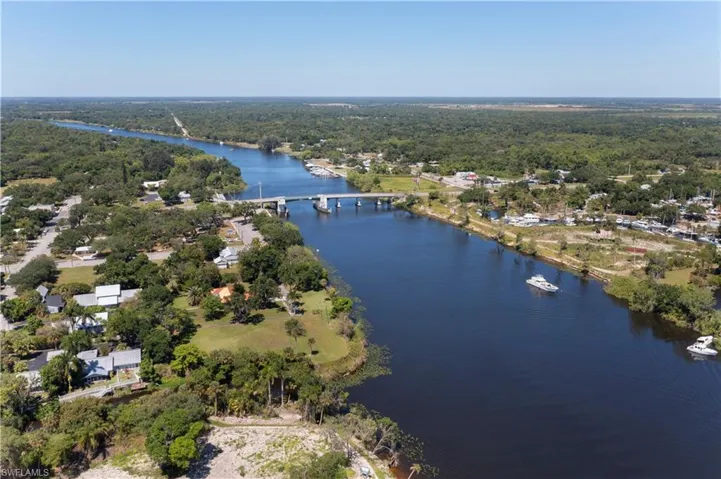 233 De Soto Ave, Labelle, Florida 33935