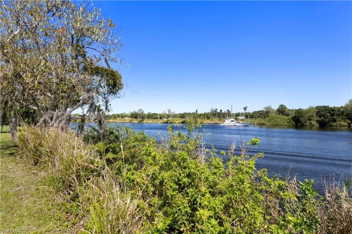233 De Soto Ave, Labelle, Florida 33935
