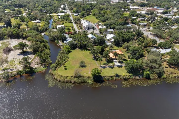 233 De Soto Ave, Labelle, Florida 33935