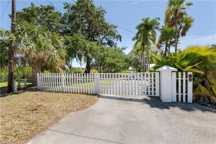 233 De Soto Ave, Labelle, Florida 33935