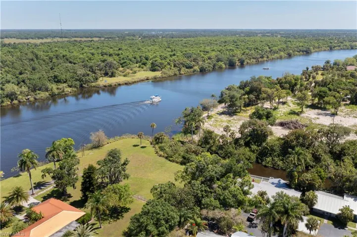 233 De Soto Ave, Labelle, Florida 33935
