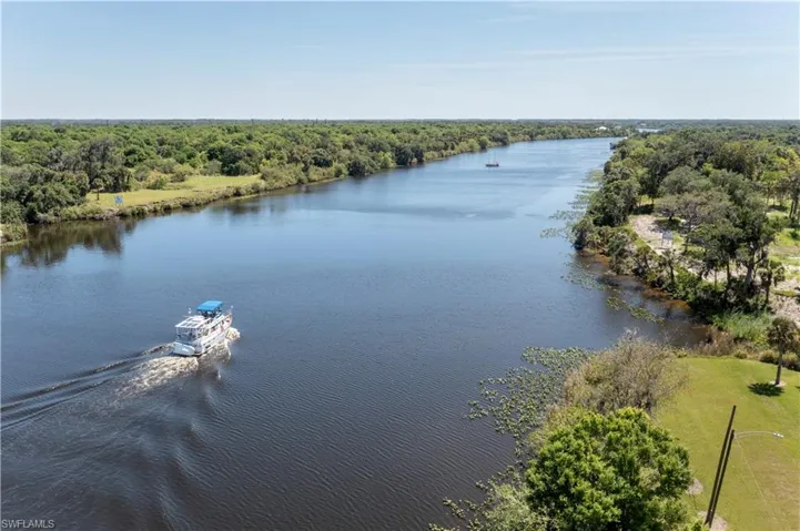 233 De Soto Ave, Labelle, Florida 33935